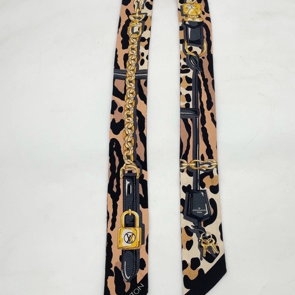 Auth LOUIS VUITTON Monogram
Leopard Print Silk Bandeau Scarf - Picture 3 of 16